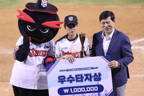 지난 15일 오후 서울 잠실야구장에서 열린 2022 프로야구 퓨처스 올스타전 시상식에서 kt wiz 양승혁이 우수타자상을 수상하고 있다. 사진=연합뉴스