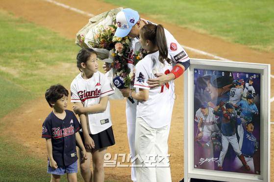 2022 KBO리그 올스타전이 16일 오후 잠실야구장에서 열렸다. 경기중간 롯데 이대호의 올스타전 은퇴투어 행사에서 이대호가 가족들과 포옹하고있다, 잠실=정시종 기자 capa@edaily.co.kr