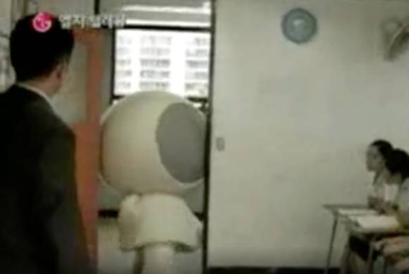 LG텔레콤은 청소년을 대상으로 한 요금제를 선보이며, 남들과 달리 캐릭터를 앞세웠다. 잠시 동안의 인기였으나 홀맨은 많은 인기를 끌었다 [사진=유튜브, 광고 캡쳐]