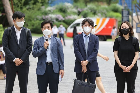 법무법인 도담의 김남주 변호사(왼쪽 두번째)가 12일 서울 서대문구 연세대학교 백양관 앞에서 열린 청소노동자 집회에서 발언하고 있다. 연합뉴스