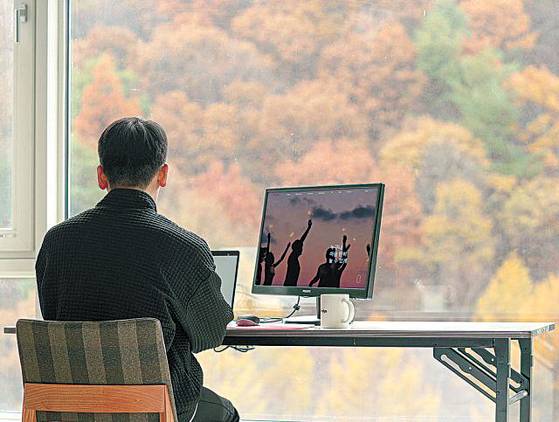 야놀자는 지난해 강원도 평창에서 첫 워케이션 프로그램을 진행했다. 단풍이 물든 풍경을 보며 근무 중인 직원. [사진 각 사]