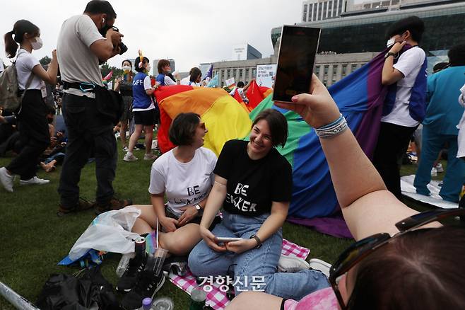 코로나19로 인해 3년만에 열린 서울퀴어문화 축제에 참여한 시민들이 16일 부스 활동과 개막식 등의 축제를 즐기고 있다. /한수빈 기자