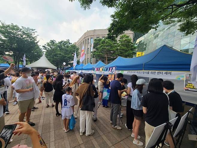 ▲16일 23회 서울퀴어퍼레이드가 열린 서울광장에 늘어선 행사 부스. 사진=김예리 기자