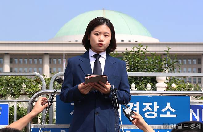 더불어민주당 박지현 전 비상대책위원장이 15일 오전 서울 여의도 국회 정문 앞에서 당 대표 출마선언을 하고 있다. 이날 박 전 위원장은 민주당의 공식적인 출마 불허 결정에도 당대표 출사표를 던졌다. 이상섭 기자