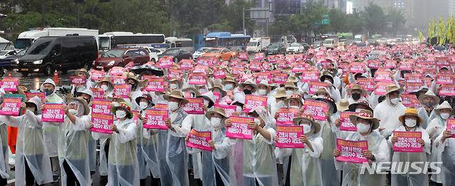 [서울=뉴시스] 김금보 기자 = 보건의료노조 노조원들이 23일 오후 서울 종로구 동화면세점 앞에서 보건의료노조 총력투쟁 결의대회를 하고 있다. 2022.06.23. kgb@newsis.com