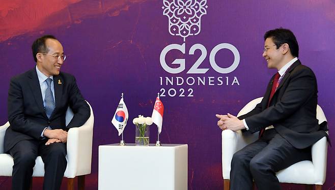 [서울=뉴시스] 최동준 기자 = G20 재무장관 중앙은행총재회의 참석차 인도네시아를 방문 중인 추경호 경제부총리 겸 기획재정부 장관이 15일 발리 누사두아 컨벤션센터에서 로런스 웡 싱가포르 재무장관과 면담을 하고 있다. (사진=기획재정부 제공) 2022.07.16. photo@newsis.com *재판매 및 DB 금지