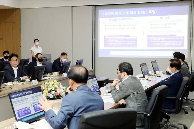 15일 오후 삼성전자(주) 화성사업장을 방문한 윤태식(왼쪽) 관세청장이 반도체 수출업체 대표에게 애로 및 건의사항을 듣고 있다