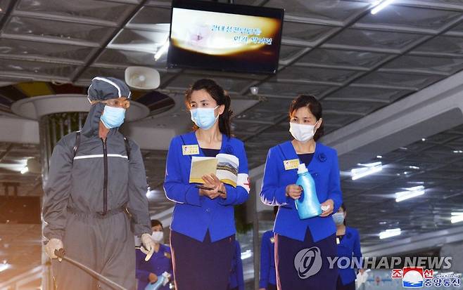 북한 평양지하상점 소독하는 종업원들 (평양 조선중앙통신=연합뉴스) 북한 평양지하상점의 종업원들이 소독사업을 방역규정의 요구대로 진행하고 있다고 조선중앙통신이 28일 보도했다. 2022.6.28 
    [국내에서만 사용가능. 재배포 금지. For Use Only in the Republic of Korea. No Redistribution] nkphoto@yna.co.kr