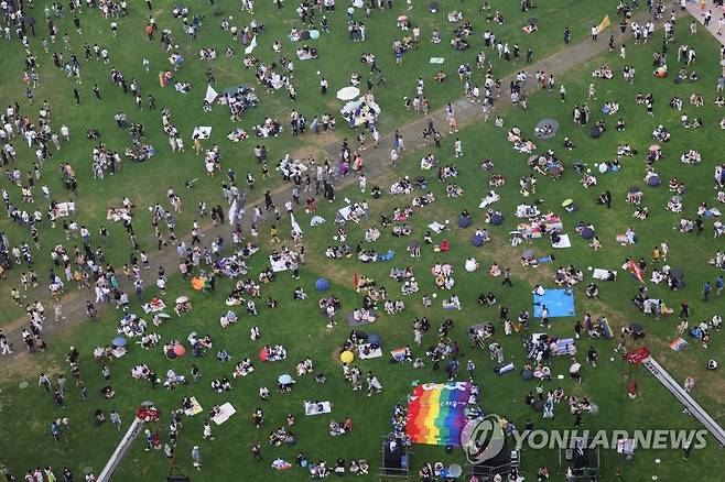 서울광장 퀴어축제, 3년 만에 개최 (서울=연합뉴스) 이지은 기자 = 16일 오후 서울광장에서 3년 만에 퀴어문화축제가 열리고 있다. 2022.7.16 jieunlee@yna.co.kr