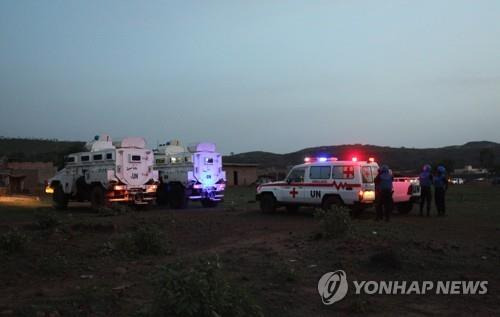 지난 2017년 말리 수도 바마코 근처에 배치된 유엔 장갑차와 앰뷸런스 [AP 연합뉴스 자료사진. 재판매 및 DB 금지]