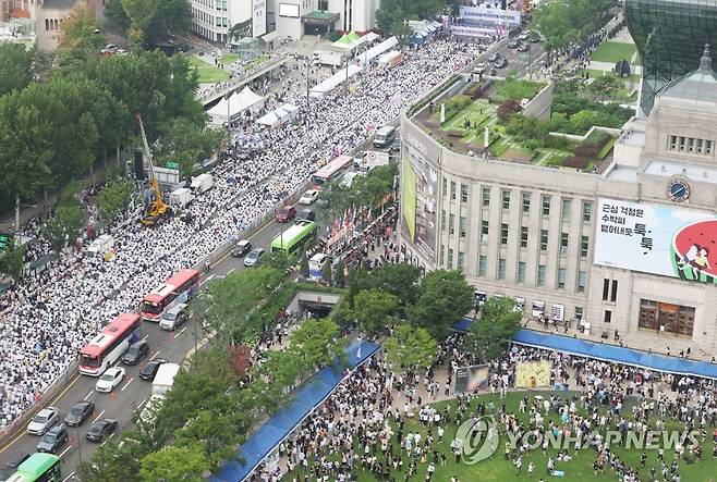 서울광장 퀴어축제, 3년 만에 개최 (서울=연합뉴스) 이지은 기자 = 16일 오후 서울광장에서 3년 만에 퀴어문화축제와 맞불 집회가 열리고 있다. 2022.7.16 jieunlee@yna.co.kr