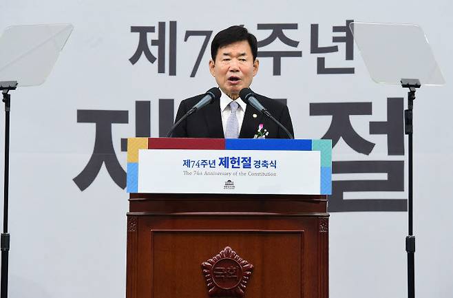 김진표 국회의장이 17일 서울 여의도 국회 로텐더홀에서 열린 제74주년 제헌절 경축식에서 경축사를 하고 있다.(사진=연합뉴스)