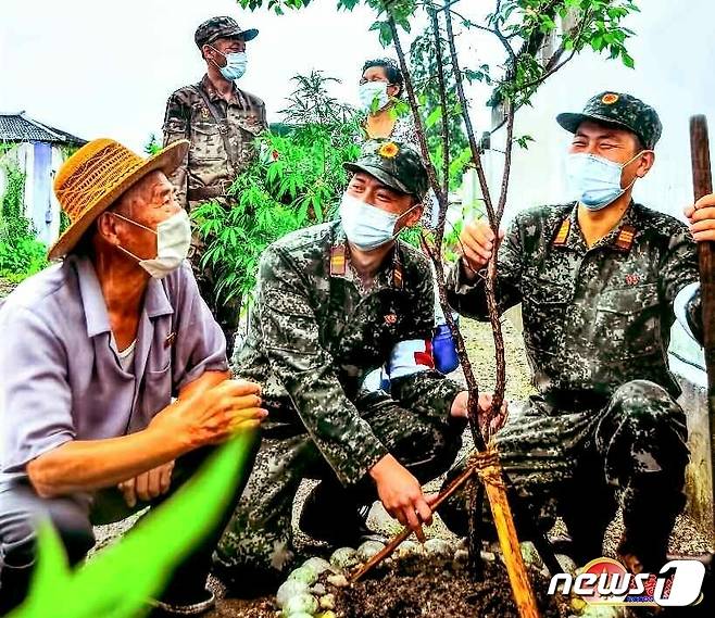 (평양 노동신문=뉴스1) = 북한 노동당 기관지 노동신문은 지난 14일 보도 "우리 당의 별동대원들은 수도의 방역 전장 마당에서 인민의 생명 안전을 지켜가며 사랑과 정의 서사시를 끊임없이 새겨가고 있다"고 전했다. [국내에서만 사용가능. 재배포 금지. DB 금지. For Use Only in the Republic of Korea. Redistribution Prohibited] rodongphoto@news1.kr