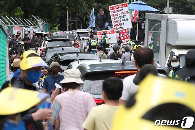 17일 경남 양산 하북면 평산마을 문재인 전 대통령 사저 앞에서 문 전 대통령 규탄 집회와 평산마을 일상회복 기원집회가 동시에 열려 혼잡한 모습을 보이고 있다. 2022.7.17/뉴스1 © News1 김영훈 기자