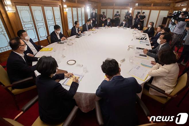 한덕수 국무총리가 17일 오후 서울 종로구 총리공관에서 열린 제2차 고위당정 협의회에서 인사말을 하고 있다. 2022.7.17/뉴스1 © News1 국회사진취재단