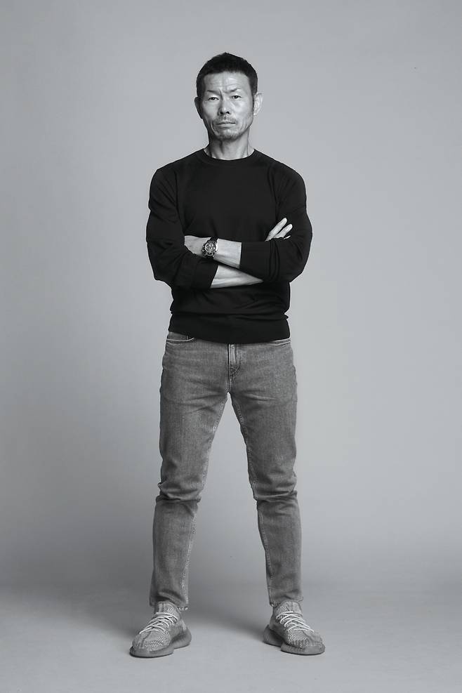 손웅정 감독이 지난해 10월 출간한 자전 에세이 '모든 것은 기본에서 시작한다'의 표지 사진/수오서재 제공