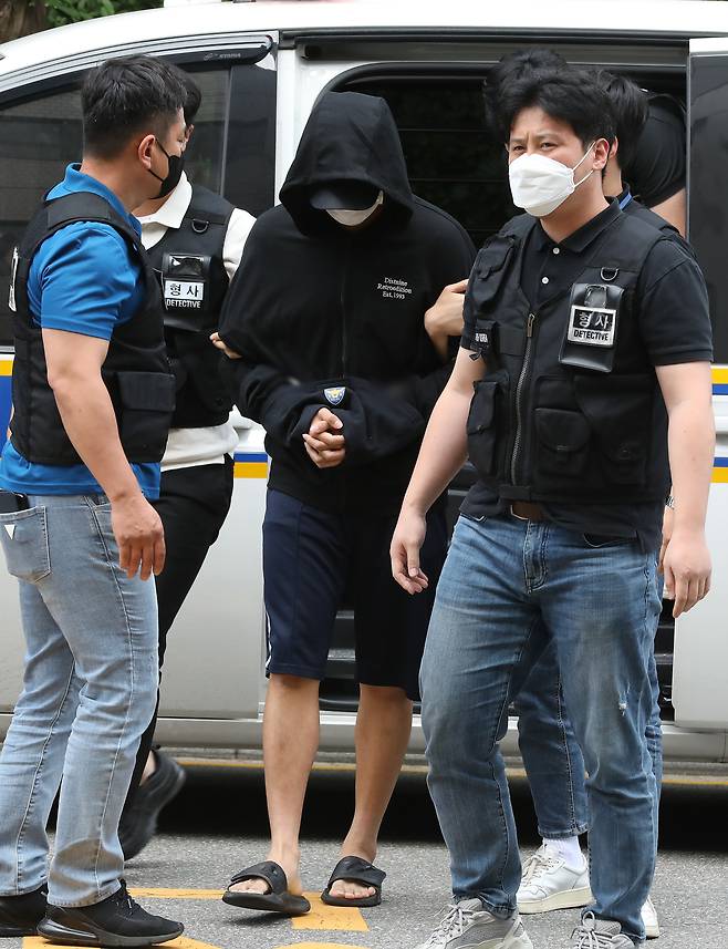 인하대 캠퍼스 안에서 동급생을 성폭행하다 추락해 숨지게 한 20대 남성 A씨가 17일 오후 구속 전 피의자 심문(영장실질심사)을 받기 위해 인천시 미추홀구 인천지방법원으로 들어서고 있다. /뉴스1