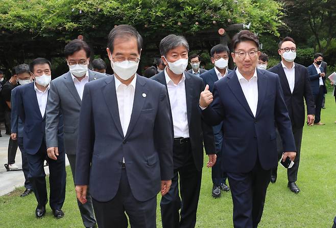 한덕수 국무총리와 권성동 국민의힘 대표 직무대행 겸 원내대표, 김대기 대통령실 비서실장이 17일 오후 서울 종로구 삼청동 국무총리공관에서 코로나와 경제 대책 등을 주제로 열린 고위 당정협의회에서 만나 회의실로 이동하고 있다. 양금희 국민의힘 원내대변인은 협의회 후 브리핑에서 “전세금이 높아지다 보니 월세 전환이 되는 경우도 많아 대책을 검토 중"이라고 말했다. /뉴스1