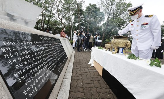 지나 6월 29일 오전 경기도 평택시 해군 제2함대 사령부에서 열린 '제2연평해전 승전 20주년 기념식'에서 참전 장병이 분향하고 있다. 사진=공동취재단