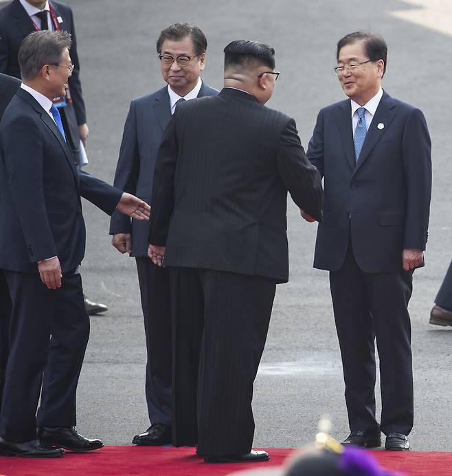 김정은 북한 국무위원회 위원장이 2018년 4월27일 오전 경기도 파주 판문점 남측 평화의 집 앞에서 남북정상회담 공식환영식에서 문재인 대통령의 안내를 받으며 정의용 국가안보실장과 인사하고 있다. 판문점/한국공동사진기자단