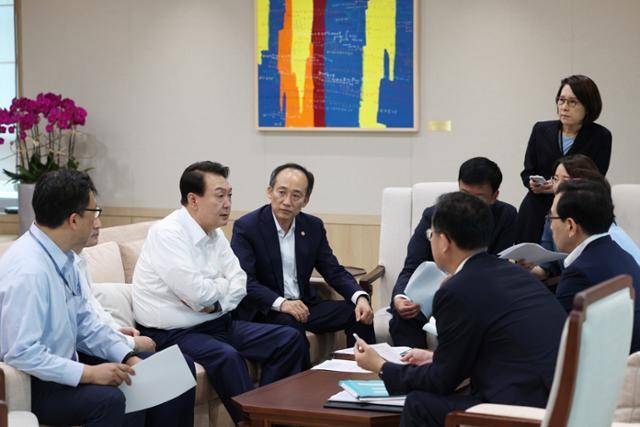 윤석열(왼쪽부터 세 번째) 대통령이 지난 8일 오전 서울 용산 대통령실에서 제1차 비상경제민생회의를 주재하기 전 추경호(네 번째) 경제부총리 겸 기획재정부 장관, 최상목 경제수석 등과 사전 환담을 하고 있다. 서재훈 기자
