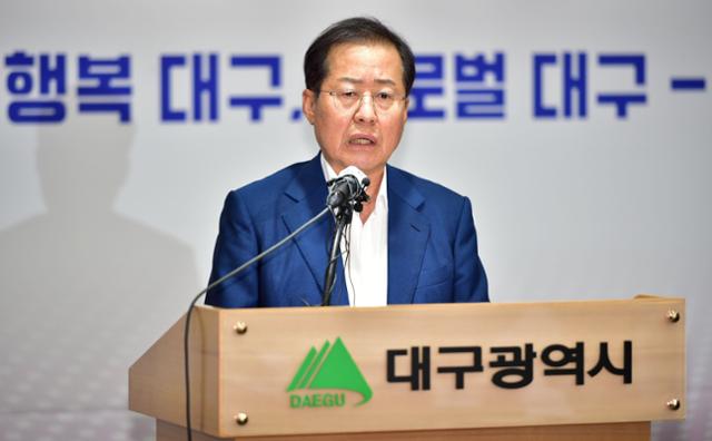 홍준표 대구시장이 5일 오후 대구시청 본관 브리핑룸에서 민선 8기 취임 기자간담회를 열고 발언하고 있다. 뉴시스