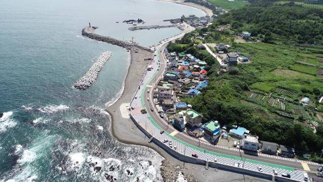경북 경주시 양남면 수렴항 전경. 해양수산부와 경북도가 어촌뉴딜사업으로 3년간 정비해 바다 위에 폭 8m, 길이 130m의 콘크리트 구조물로 된 방파제가 설치됐고, 마을에는 보행로와 주차장, 광장이 새로 조성됐다. 경북도 제공