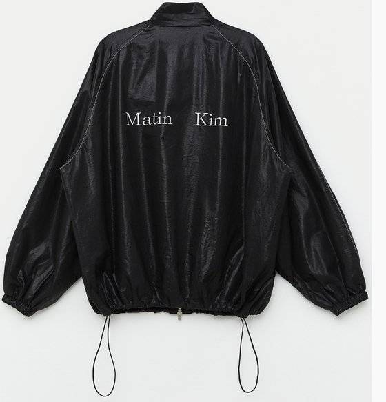 마뗑킴의 히트작 중 하나인 바람막이. 브랜드명 마뗑킴은 'Martin'이라는 단어에서 느껴지는 강렬하고 활기찬 느낌이 좋아 선택했다. 이를 '마틴'이 아니고 '마뗑'으로 한 이유는 외국인이 읽는 발음 그대로를 한글로 적어 재미를 준 것이다. [사진 마뗑킴]