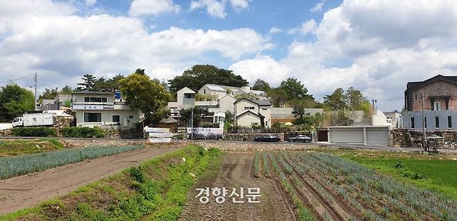 17일 경남 양산 하북면 평산마을 문재인 전 대통령 자택 앞에  평화적 집회를 요구하는 주민들의 현수막이 걸려있다.  김정훈 기자