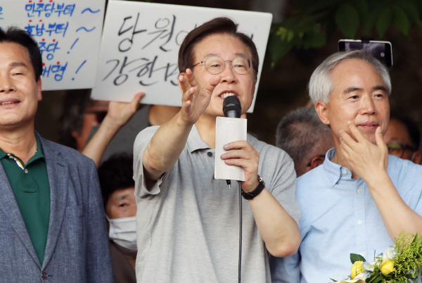 지난 10일 오후 광주 서구 5·18 기념공원에서 열린 ‘이재명과 위로 걸음’ 행사에서 더불어민주당 이재명 상임고문이 발언하고 있다. 연합뉴스