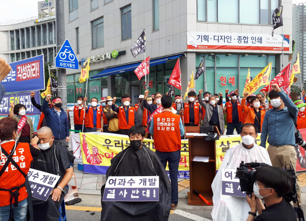 창녕 강변 여과수 개발 반대위 주민들치 최근 집회를 갖고 집행부 소속 주민들이 삭발을 하는 강력한 반대의사를 표시하고 있다.