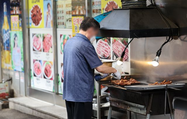 서울 시내 한 음식점 직원이 영업을 준비하고 있다. 연합뉴스