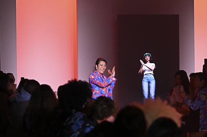지난 2월 뉴욕 패션 위크 런웨이에서 AI 아티스트 틸다와 박윤희 디자이너가 관객들에게 인사하고 있다. <사진 제공 = LG>