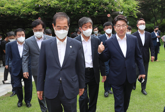 (서울=뉴스1) 국회사진취재단 = 한덕수 국무총리와 권성동 국민의힘 대표 직무대행 겸 원내대표, 김대기 대통령실 비서실장이 17일 오후 서울 종로구 삼청동 국무총리공관에서 코로나19와 경제 대책 등을 주제로 열린 고위 당정협의회에서 만나 회의실로 이동하고 있다. 2022.7.17/뉴스1