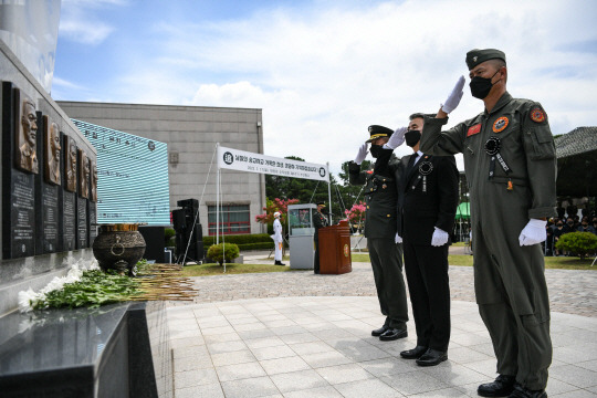 17일 경북 포항특정경비지역사령부 내 마린온 위령탑에서 개최된 ‘마린온 4주기 추모행사’에서  이종섭(중앙) 국방부 장관 등 군 주요 지휘관이 순직장병들의 부조 앞에서 경례를 하고 있다. 해병대항공단 제공