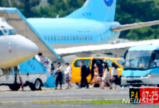 [제주=뉴시스] 우장호 기자 = 제주 산지를 제외한 모든 지역에 폭염특보가 내려진 가운데 3일 제주공항 활주로에 지열로 인한 아지랑이가 피어오르고 있다. 제주에서 휴가를 보낸 관광객들이 여객기에 오르고 있다. 2021.08.03. woo1223@newsis.com