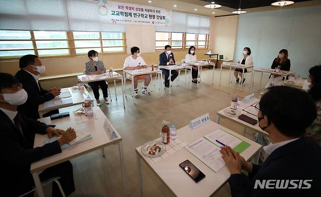 [서울=뉴시스] 백동현 기자 = 장상윤 교육부 차관이 지난달 17일 오전 서울 용산구에 위치한 '고교학점제 연구학교' 중경고등학교를 찾아 학점제형 공간을 참관하고 현장 간담회에서 발언하고 있다. 2022.07.17. livertrent@newsis.com