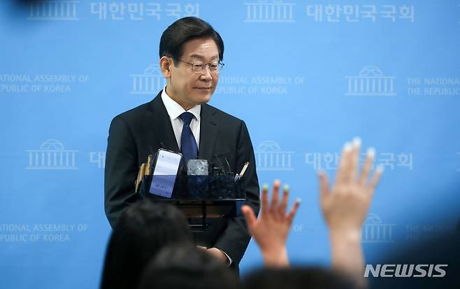 [서울=뉴시스] 김선웅 기자 = 이재명 더불어민주당 국회의원이 17일 서울 여의도 국회 소통관에서 더불어민주당 8.28 전당대회 당대표 출마를 선언을 마친 후 취재진과 질의응답을 하고 있다. 2022.07.17. mangusta@newsis.com