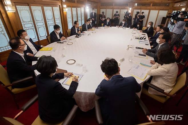 [서울=뉴시스] 국회사진기자단 = 한덕수 국무총리가 17일 오후 서울 종로구 총리공관에서 열린 제2차 고위당정 협의회에서 인사말을 하고 있다. 2022.07.17. photo@newsis.com