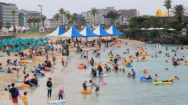 일요일인 17일 제주시 함덕해수욕장에서 피서객들이 물놀이를 즐기고 있다 (사진=연합뉴스)