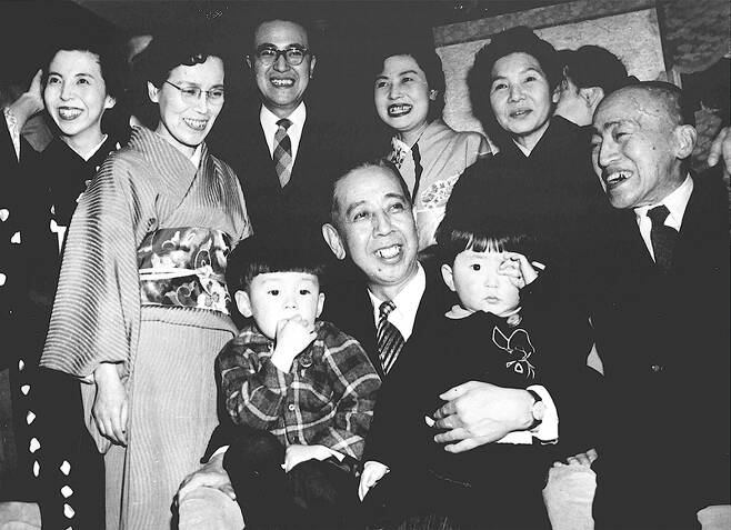 1957년 기시 노부스케 신임 총리(가운데)와 그가 품에 안은 아베 신조(오른쪽)의 아이 때 모습ⓒAP 연합&nbsp;