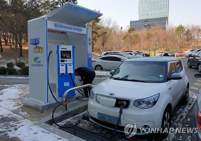 전기차 충전 [연합뉴스 자료사진]