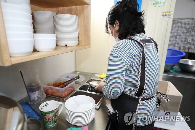 반찬 담는 해뜨는 식당 주인 (광주=연합뉴스) 차지욱 기자 = 15일 오후 광주 동구에 있는 해뜨는 식당에서 주인이 접시에 반찬을 담고 있다. 2022.7.17 uk@yna.co.kr