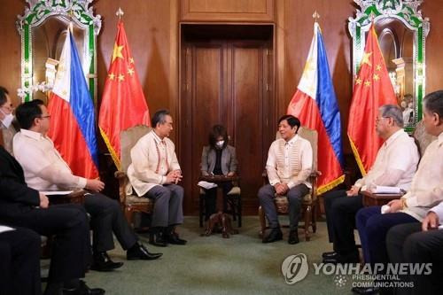 지난 6일 왕이 중국 외교부장을 접견 중인 페르디난드 마르코스 필리핀 대통령 [로이터 연합뉴스 자료사진. 재판매 및 DB 금지]