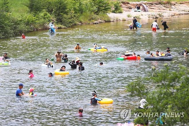 '폭염에는 계곡 물놀이' (청도=연합뉴스) 김현태 기자 = 대구·경북에 폭염주의보가 발효된 17일 오후 휴일을 맞아 경북 청도군 운문사 계곡을 찾은 사람들이 물놀이하며 더위를 식히고 있다. 2022.7.17 mtkht@yna.co.kr