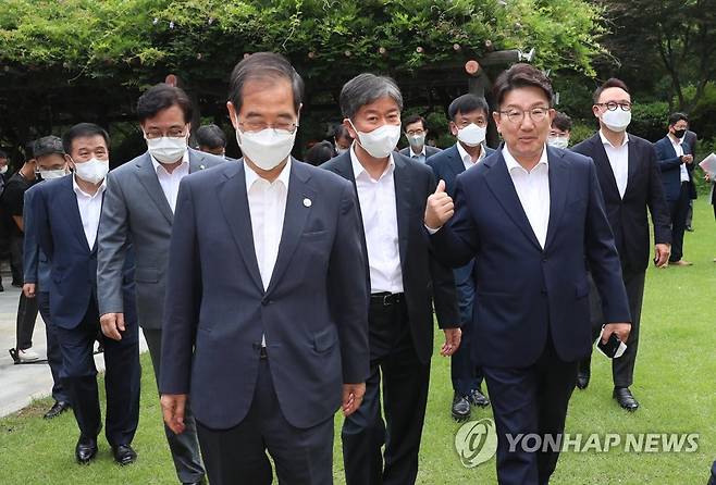 회의장으로 이동하는 한덕수 총리 (서울=연합뉴스) 한덕수 국무총리(왼쪽부터), 김대기 대통령비서실장, 국민의힘 권성동 당대표 직무대행 겸 원내대표가 17일 오후 서울 종로구 총리공관에서 열린 제2차 고위당정협의회에 참석하기 위해 이동하고 있다. 2022.7.17 [국회사진기자단] srbaek@yna.co.kr