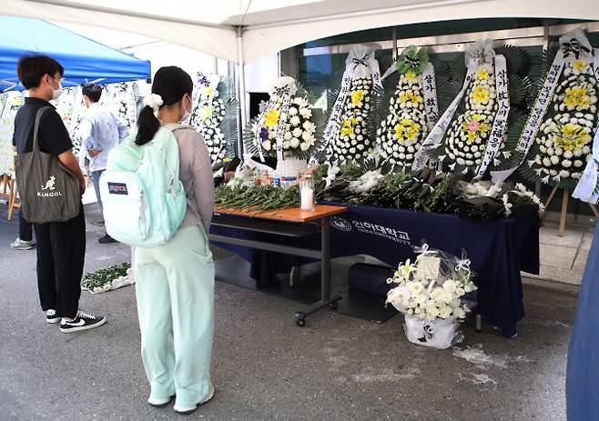 18일 인천시 미추홀구 인하대학교 캠퍼스 안에 ‘인하대생 성폭행 추락사’ 피해자를 위한 추모 공간이 마련돼 있다. (사진=연합뉴스)