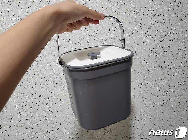 15일 취재진이 락앤락 음식물 쓰레기 냉장고 분리형 내통을 들고 있다. © 뉴스1 신윤하 기자