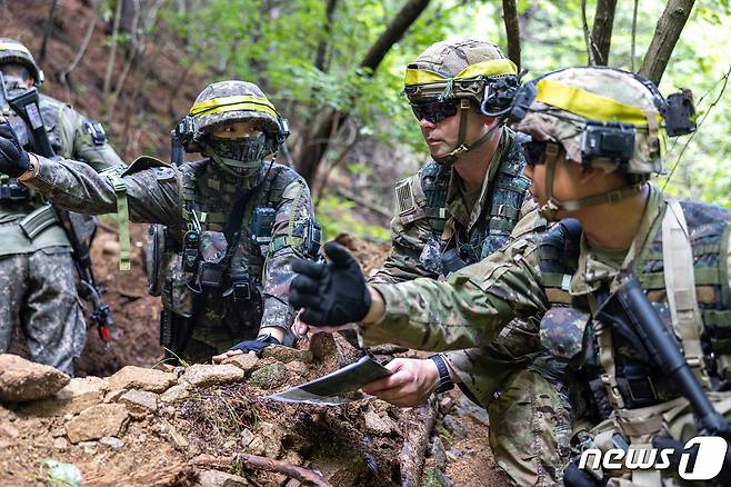 육군이 오는 21일까지 강원도 인제 육군과학화전투훈련단(KCTC)에서 한미연합전력이 참가하는 'KCTC 여단급 쌍방훈련'을 진행한다고 18일 밝혔다. 훈련에 참가한 한미 장병들이 전투 훈련을 앞두고 책임지역에 대한 대화를 나누고 있다. (육군 제공) 2022.7.18/뉴스1