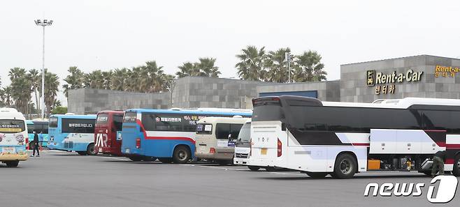 사회적 거리두기 조치가 사실상 전면 해제된 후 첫 주말인 23일 제주국제공항 렌터카 하우스에서 렌터카 차고지로 향하는 셔틀이 대기하고 있다. 2022.4.23/뉴스1 © News1 오현지 기자